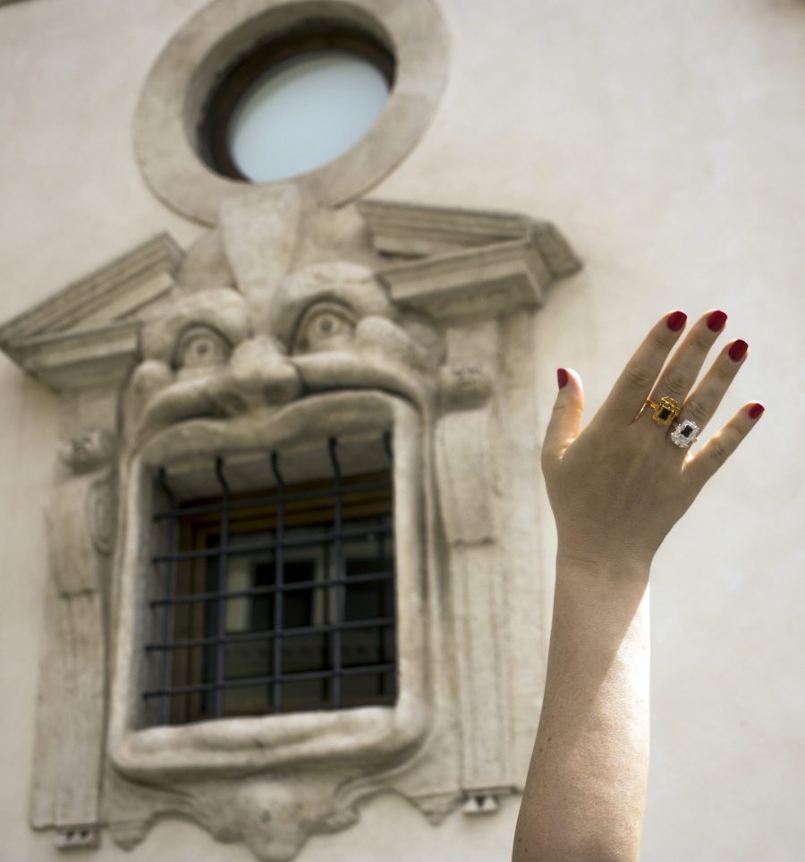 Anello Zuccari indossato con finestra